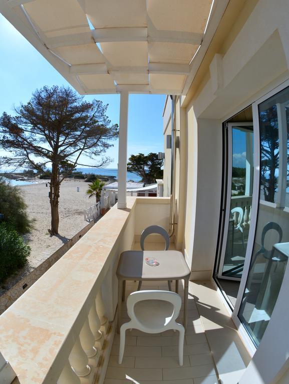 Habitación Doble con balcón y vistas parciales al mar